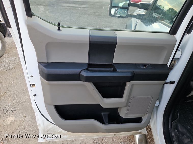 image for item LM9103 2018 Ford F550 Super Duty  Crew Cab truck cab and chassis