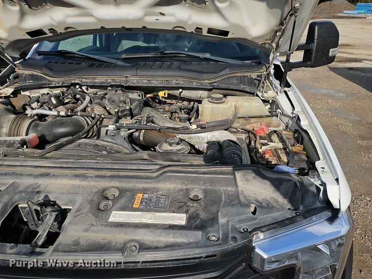 image for item LM9103 2018 Ford F550 Super Duty  Crew Cab truck cab and chassis