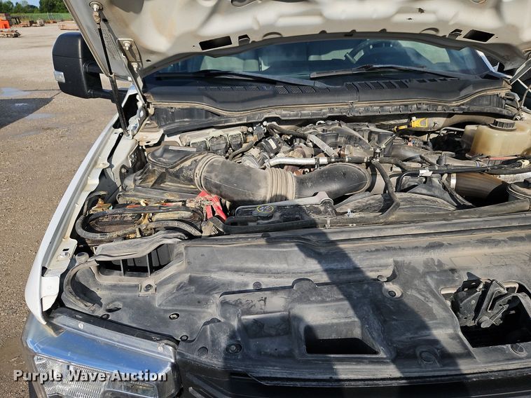 image for item LM9103 2018 Ford F550 Super Duty  Crew Cab truck cab and chassis