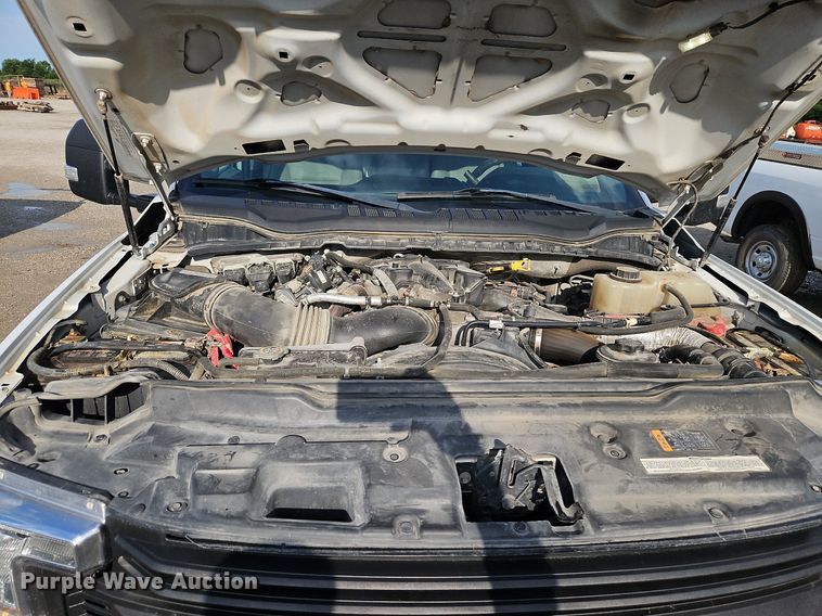 image for item LM9103 2018 Ford F550 Super Duty  Crew Cab truck cab and chassis