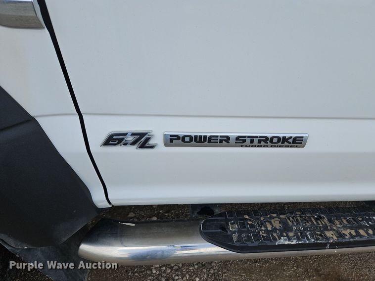 image for item LM9103 2018 Ford F550 Super Duty  Crew Cab truck cab and chassis