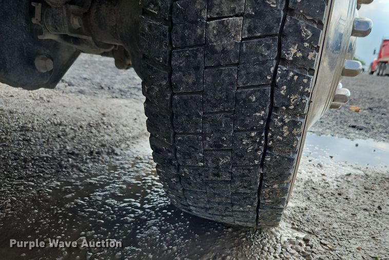 image for item LM9103 2018 Ford F550 Super Duty  Crew Cab truck cab and chassis