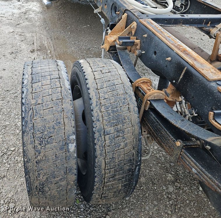 image for item LM9103 2018 Ford F550 Super Duty  Crew Cab truck cab and chassis