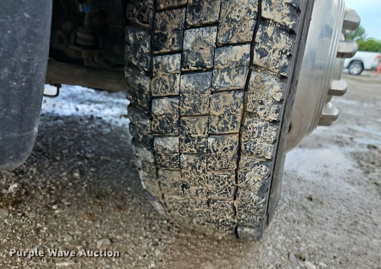 image for item LM9103 2018 Ford F550 Super Duty  Crew Cab truck cab and chassis