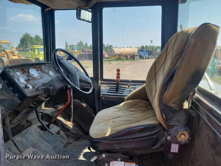 image for item LQ9040 1979 Versatile 875  4WD tractor