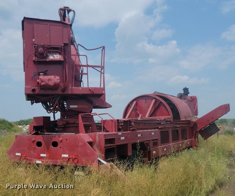 image for item LQ9041 Mobark horizontal grinder