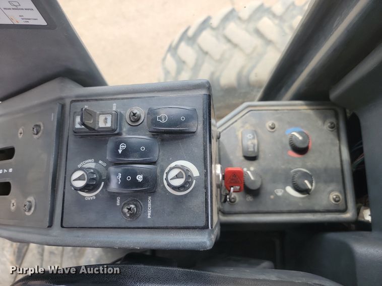 image for item LQ9068 2007 John Deere 772D  motor grader