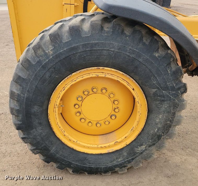 image for item LQ9068 2007 John Deere 772D  motor grader