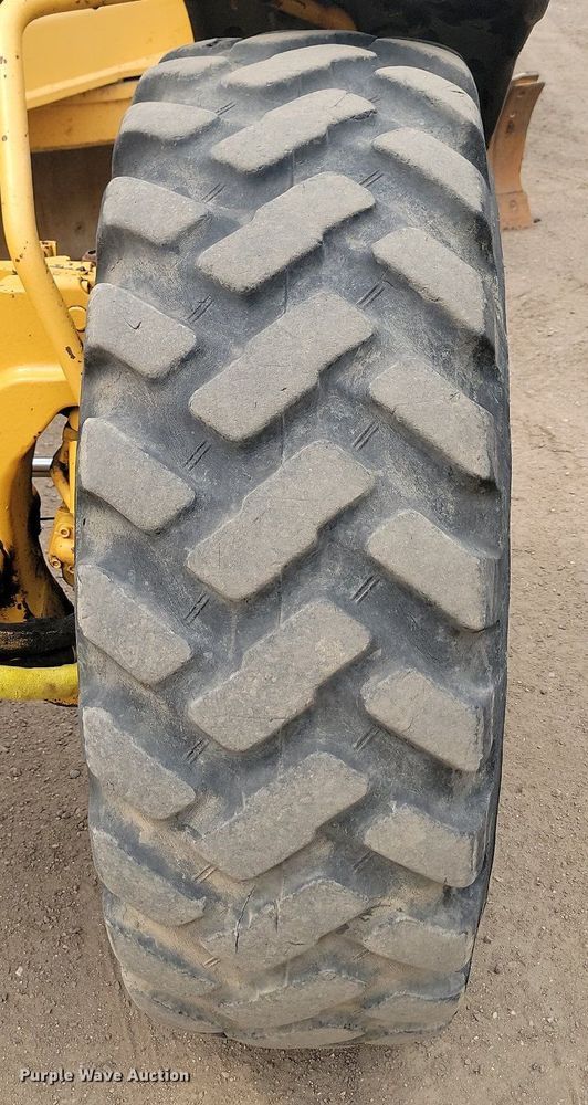 image for item LQ9068 2007 John Deere 772D  motor grader