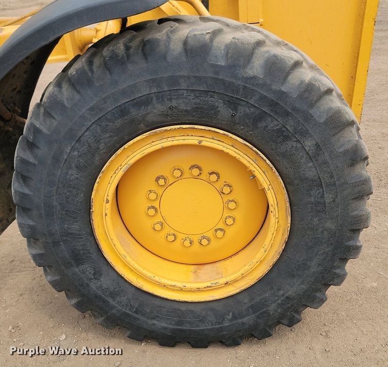 image for item LQ9068 2007 John Deere 772D  motor grader