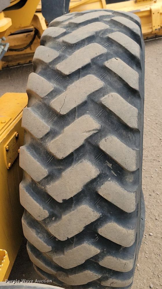 image for item LQ9068 2007 John Deere 772D  motor grader