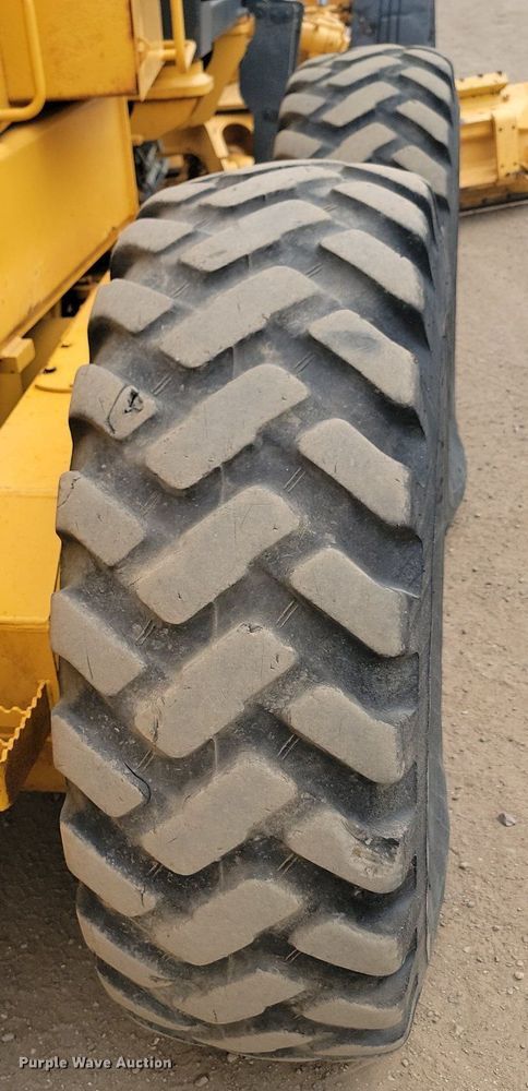 image for item LQ9068 2007 John Deere 772D  motor grader