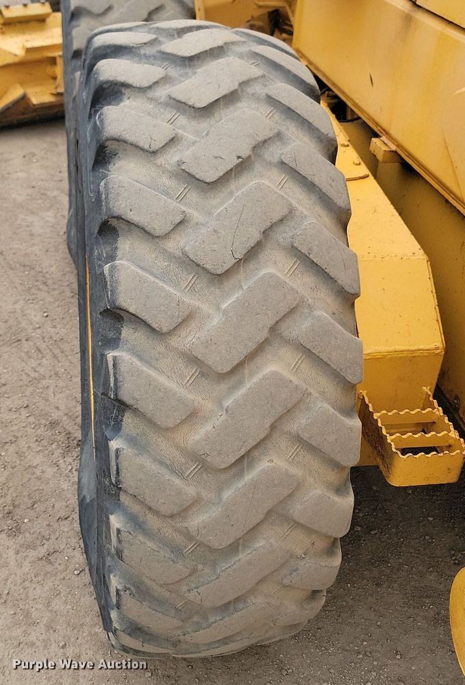 image for item LQ9068 2007 John Deere 772D  motor grader