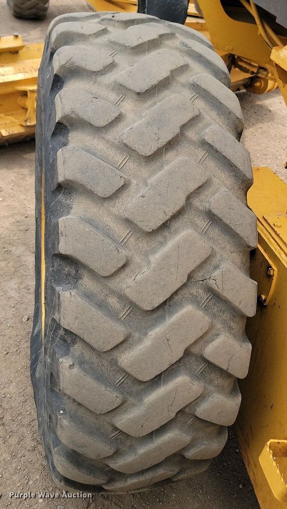 image for item LQ9068 2007 John Deere 772D  motor grader