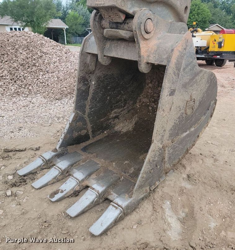 image for item LQ9076 2012 Komatsu PC490LC-10  excavator