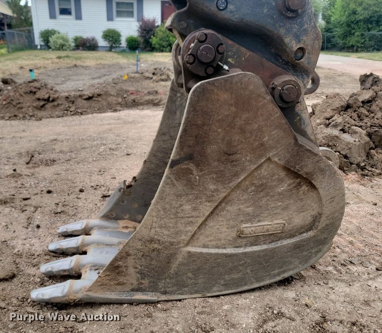 image for item LQ9077 2013 John Deere 350G LC  excavator