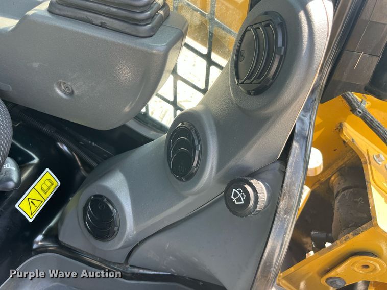 image for item MG9381 2020 Caterpillar 242D3  skid steer loader
