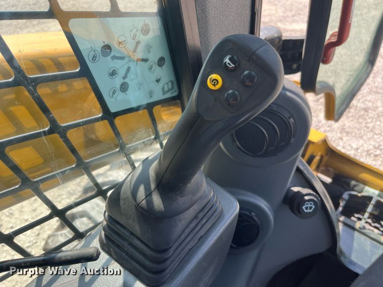 image for item MG9381 2020 Caterpillar 242D3  skid steer loader