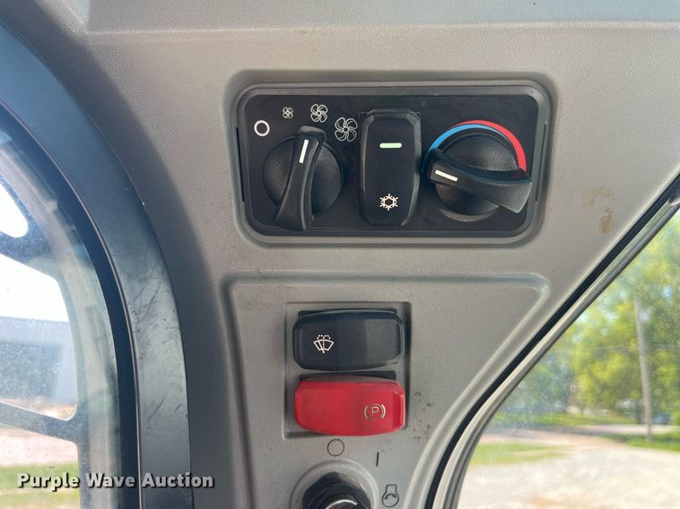 image for item MG9381 2020 Caterpillar 242D3  skid steer loader