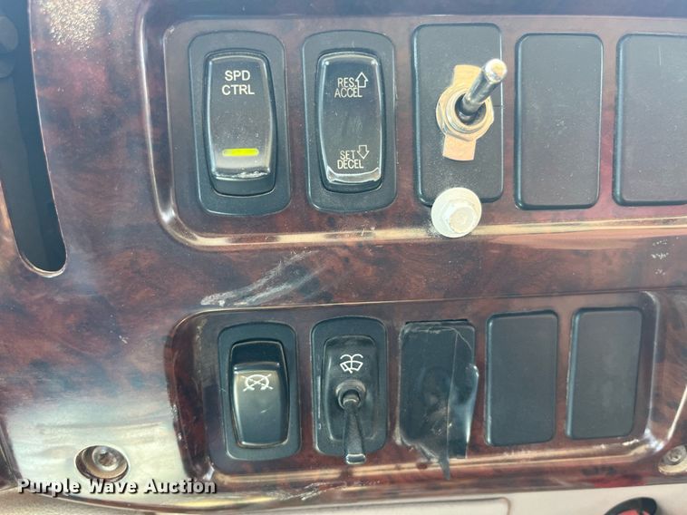 image for item MG9383 2007 Mack CHN613  dump truck