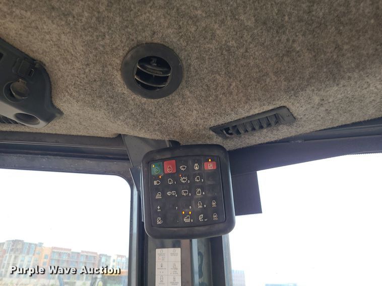 image for item MG9660 2015 John Deere 750K XLT  dozer