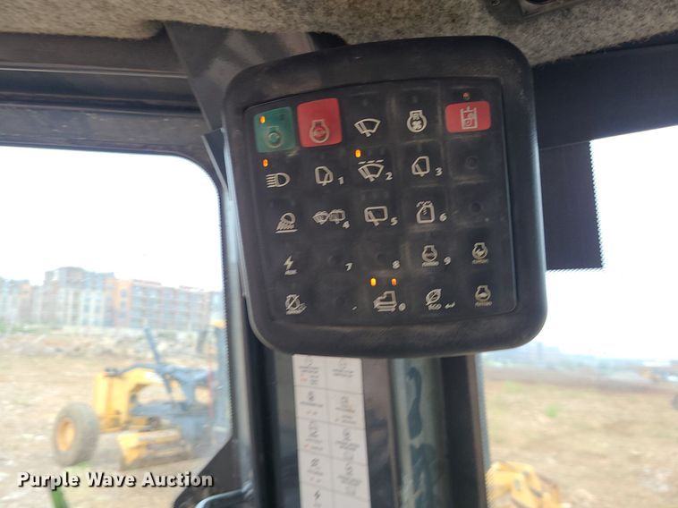 image for item MG9660 2015 John Deere 750K XLT  dozer