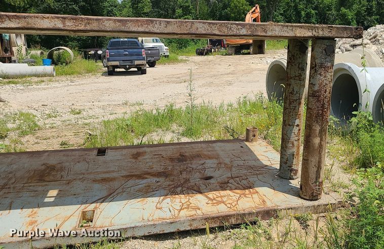 image for item MG9662 Trench box