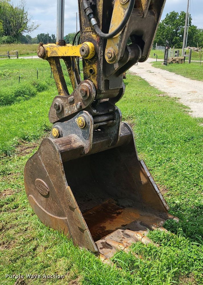 image for item MG9663 2004 Komatsu PC160LC-7KA  excavator