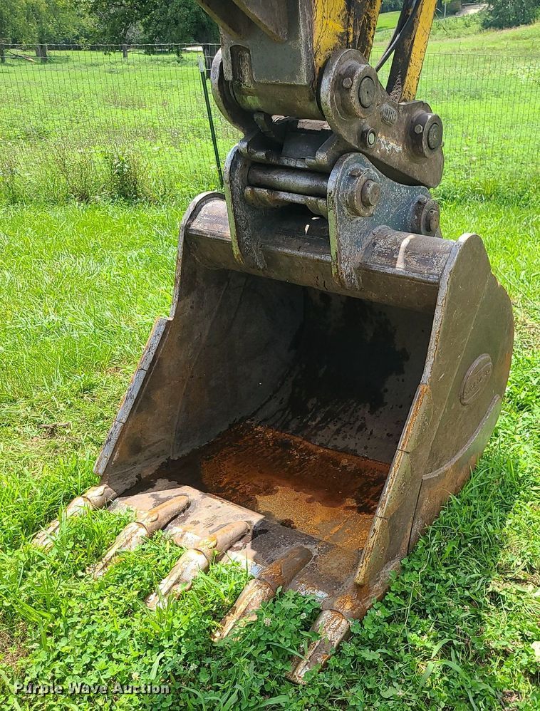 image for item MG9663 2004 Komatsu PC160LC-7KA  excavator