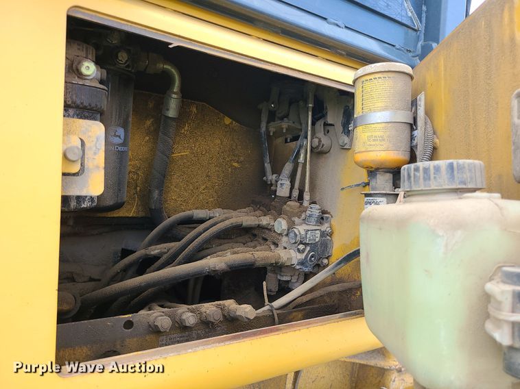 image for item MG9664 2006 John Deere 650J XLT  dozer