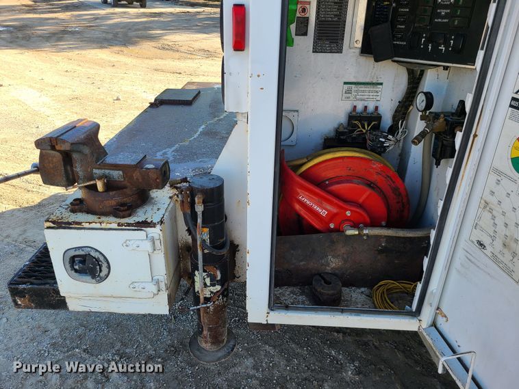 image for item MG9699 2007 Ford F750 Super Duty  utility / service truck