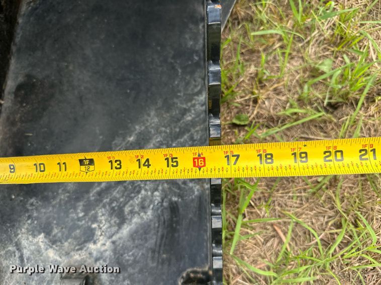 image for item ML9037 2021 Titan Attachments TSTGRAP  skid steer grapple bucket