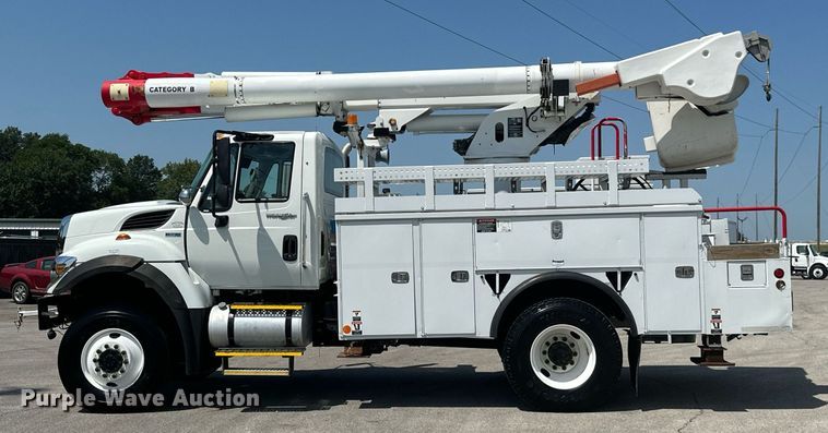 image for item ML9084 2013 International WorkStar 7300  bucket truck