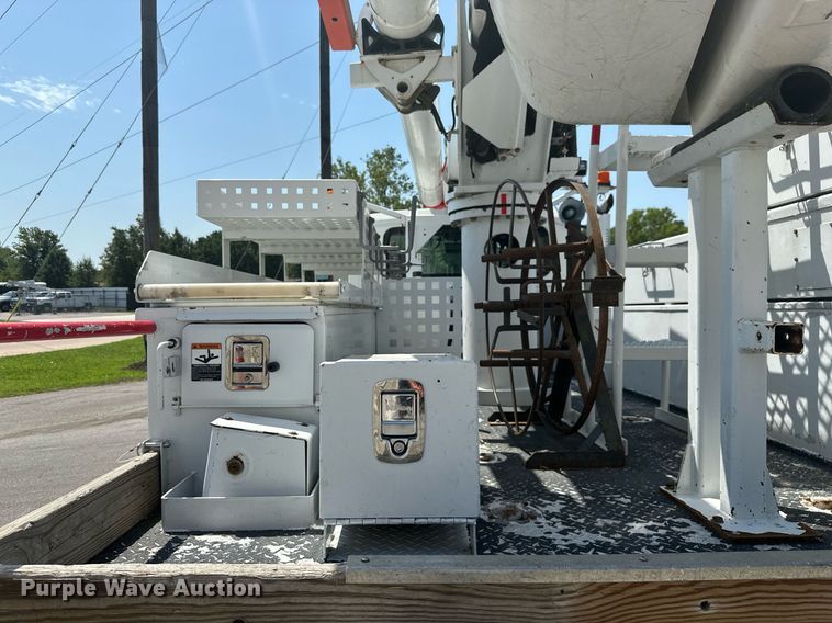 image for item ML9084 2013 International WorkStar 7300  bucket truck