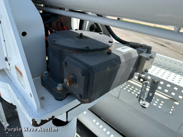 image for item ML9084 2013 International WorkStar 7300  bucket truck