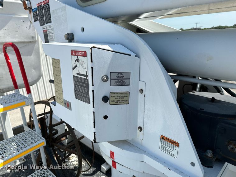 image for item ML9084 2013 International WorkStar 7300  bucket truck