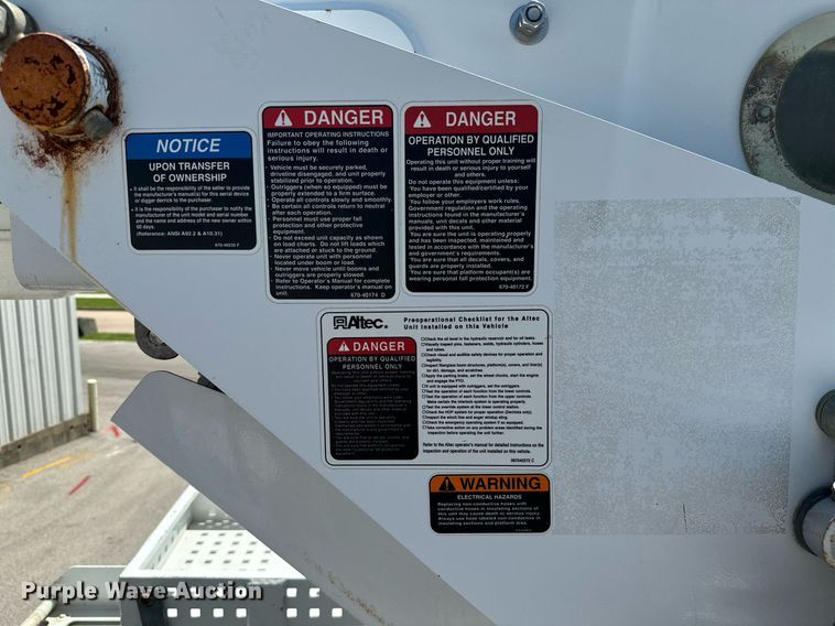 image for item ML9084 2013 International WorkStar 7300  bucket truck