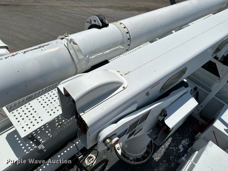 image for item ML9084 2013 International WorkStar 7300  bucket truck