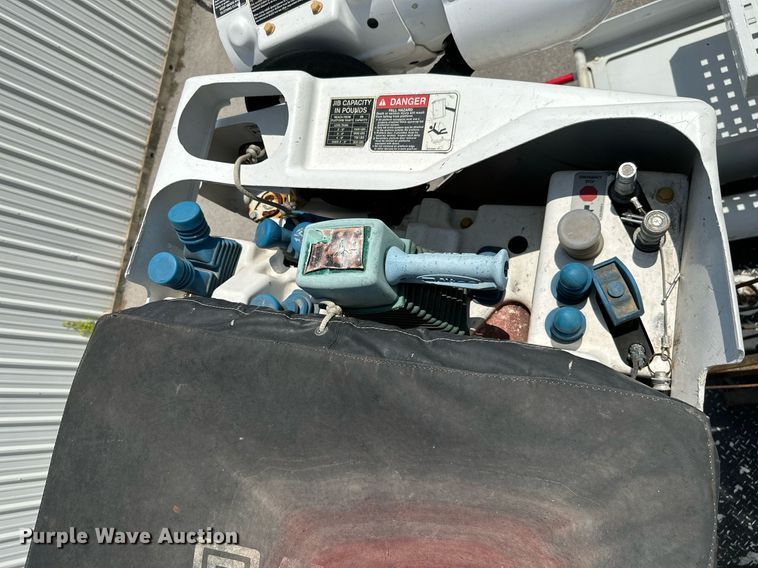 image for item ML9084 2013 International WorkStar 7300  bucket truck