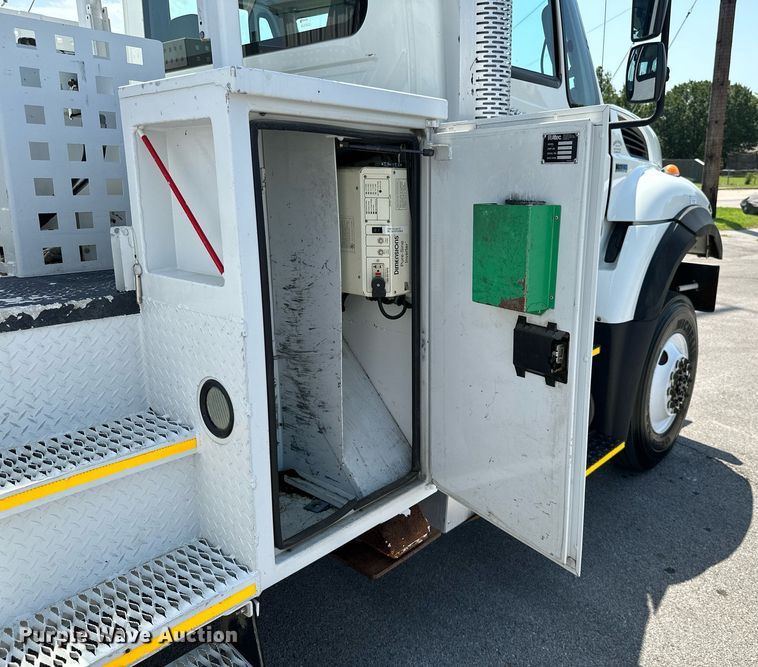 image for item ML9084 2013 International WorkStar 7300  bucket truck