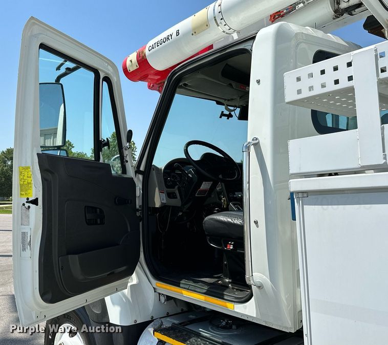 image for item ML9084 2013 International WorkStar 7300  bucket truck