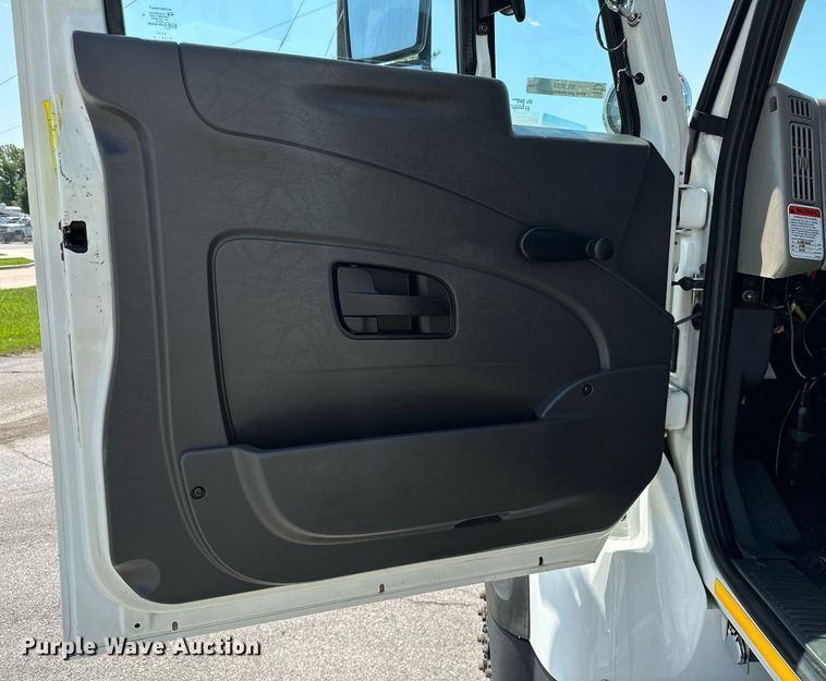 image for item ML9084 2013 International WorkStar 7300  bucket truck