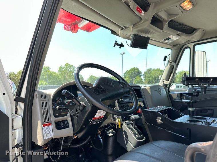 image for item ML9084 2013 International WorkStar 7300  bucket truck