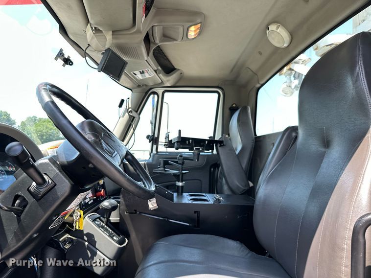 image for item ML9084 2013 International WorkStar 7300  bucket truck