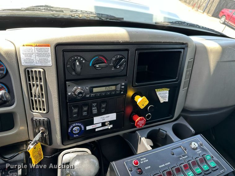 image for item ML9084 2013 International WorkStar 7300  bucket truck