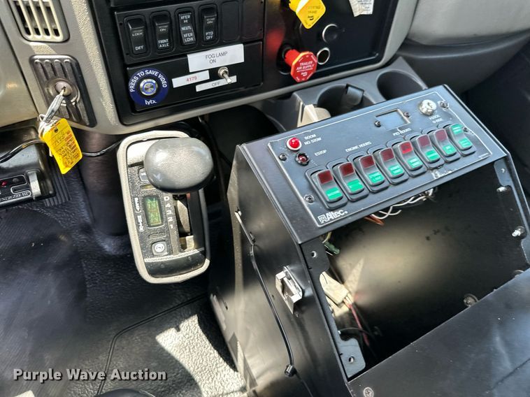 image for item ML9084 2013 International WorkStar 7300  bucket truck