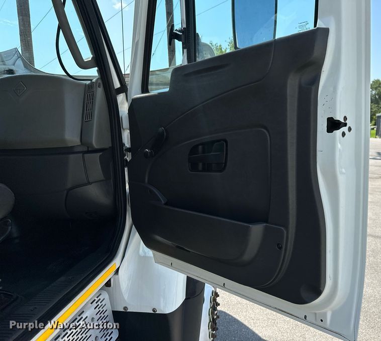 image for item ML9084 2013 International WorkStar 7300  bucket truck