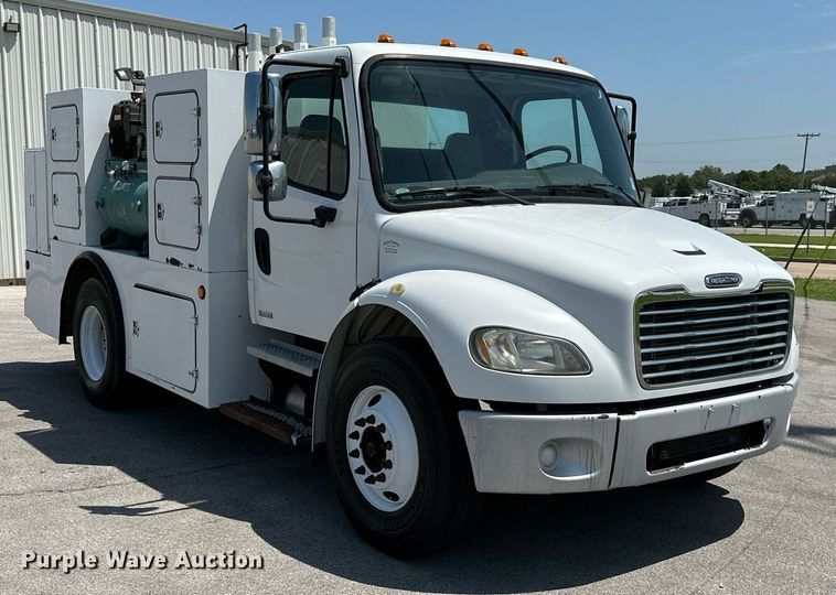 image for item ML9085 2007 Freightliner Business Class M2  fuel / lube truck