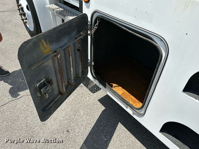 image for item ML9085 2007 Freightliner Business Class M2  fuel / lube truck