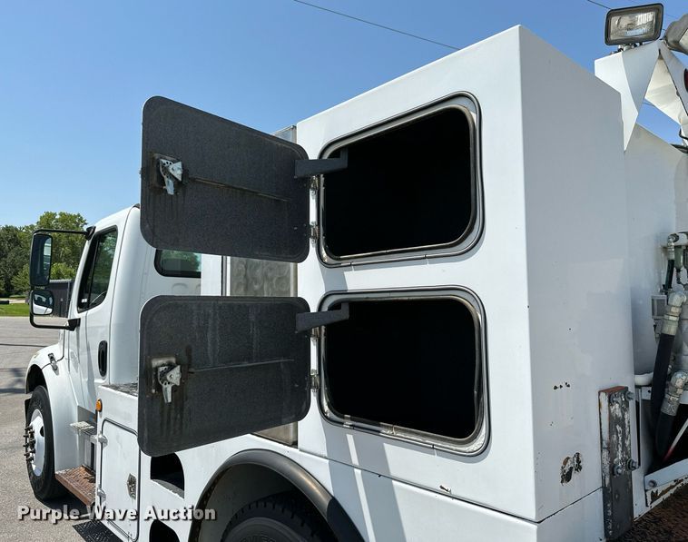 image for item ML9085 2007 Freightliner Business Class M2  fuel / lube truck